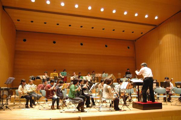 フルートなど様々な楽器を演奏している方々を右後方から写した写真